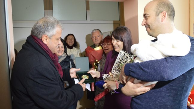 Изписаха първото бебе за годината в Гоце Делчев, кметът му подари медальон