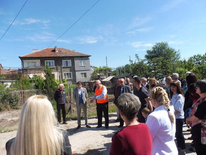 Първата копка бе направена в присъствието на кмета Георги Мараджиев, фирмата изпълнител и граждани