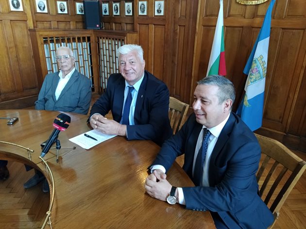 Проф. Александър Чирков, кметът Здравко Димитров и шефът на здравната дирекция д-р Калин Калинов представиха плановете си за възраждането на "Св. Мина". 