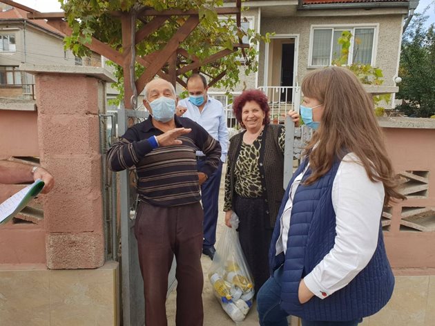 Министър Сачева участва в Добрич в раздаването на хранителни продукти в пункта на Българския червен кръст