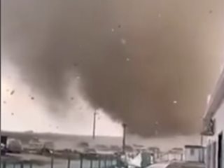 Огромно торнадо се образува в Черно море (Видео)