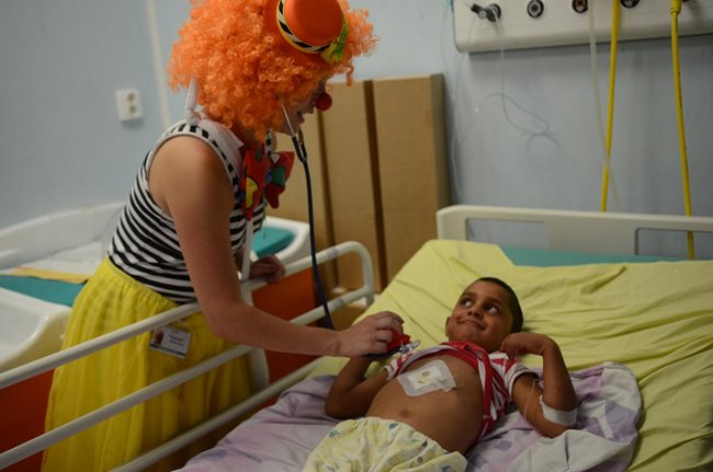 Д-р Пипи (Янита Кирова) преглежда един от малките си пациенти след операция.
