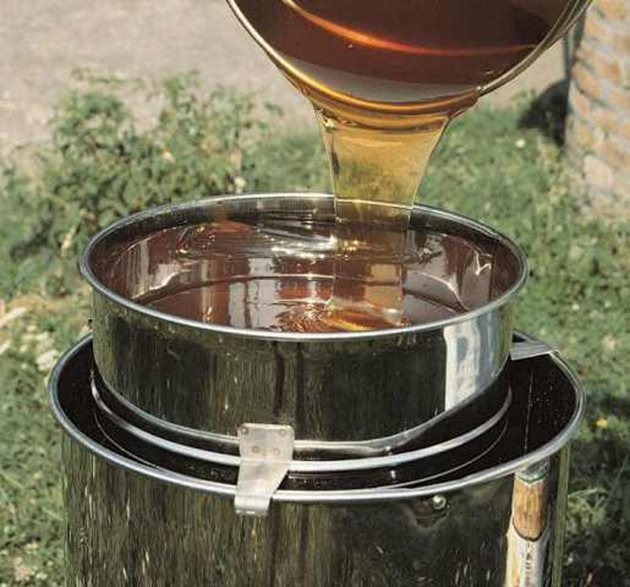 Пяната се образува от много мехурчета, които попадат в меда при прецеждането му. Разбъркването след обирането на пяната е предпоставка за дребнозърнестата кристализация
