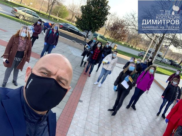 Кметът на "Тракия" Костадин Димитров снабди екипа си с маски и шлемове. 