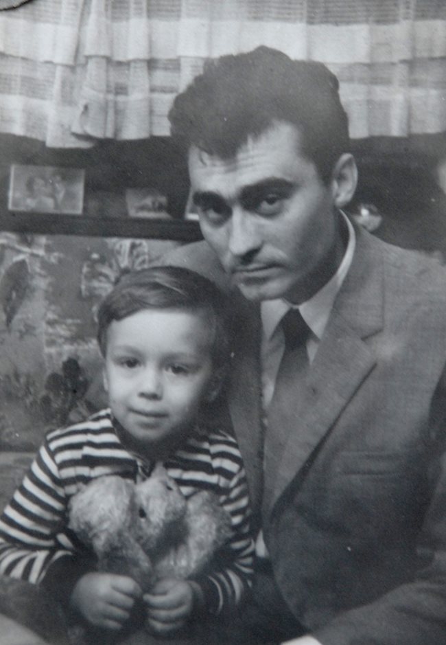 Малкият Андрей с баща си Владимир