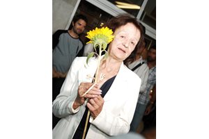 Теодора Баташова на фотоизложба, посветена на 5-годишнината от кончината на сина й.