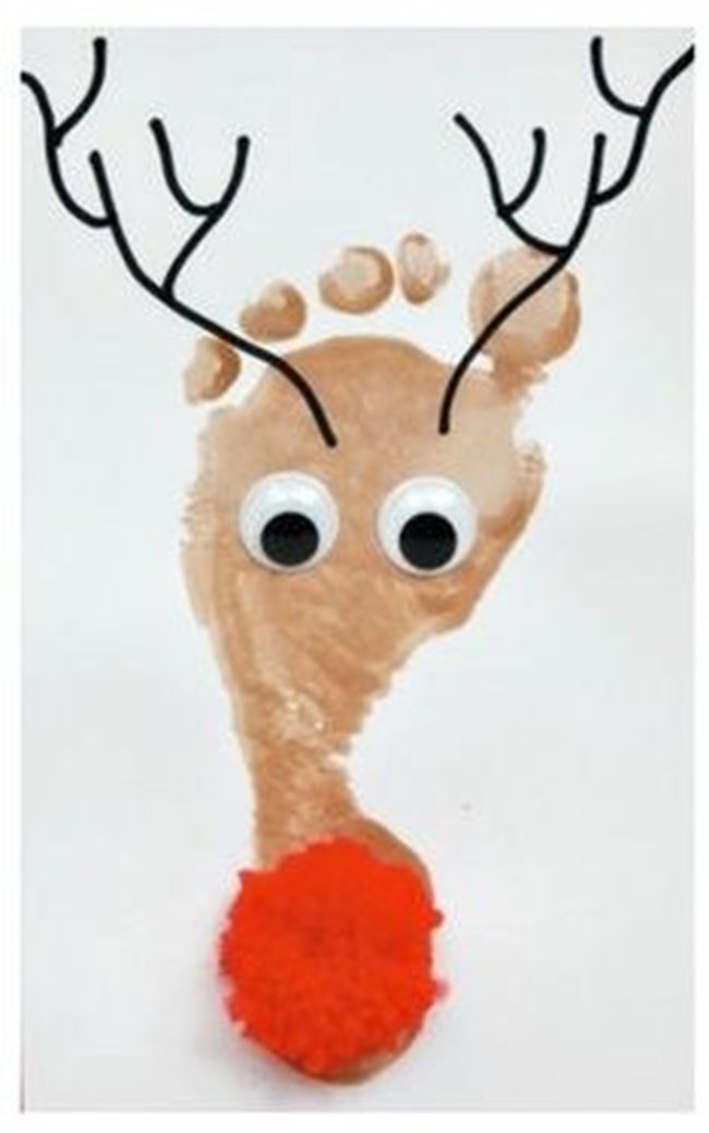 Идеята е на http://www.emmaowl.com/reindeer-footprint-christmas-cards-all-you-need-is-a-shiny-nose/#_a5y_p=4586085