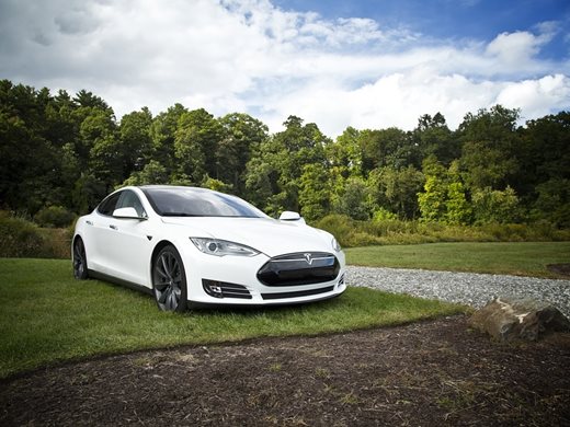 Tesla ускорява иновацията, разширява бизнеса си в Китай