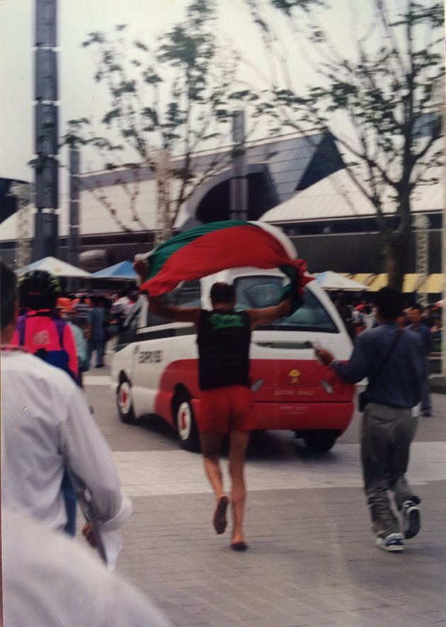 Маратонецът пробягва последните метри в Южна Корея с националния флаг.