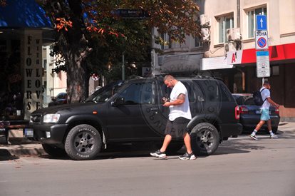 Бившият на Златка подкара огромна джипка