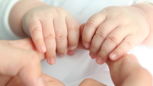 Как да масажираме ръчичките на бебето?