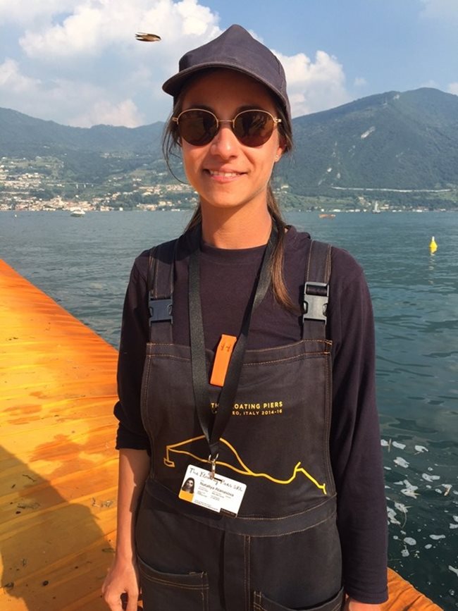 26-годишната Наталия Атанасова от Варна охранява платформите до остров Сан Паоло.