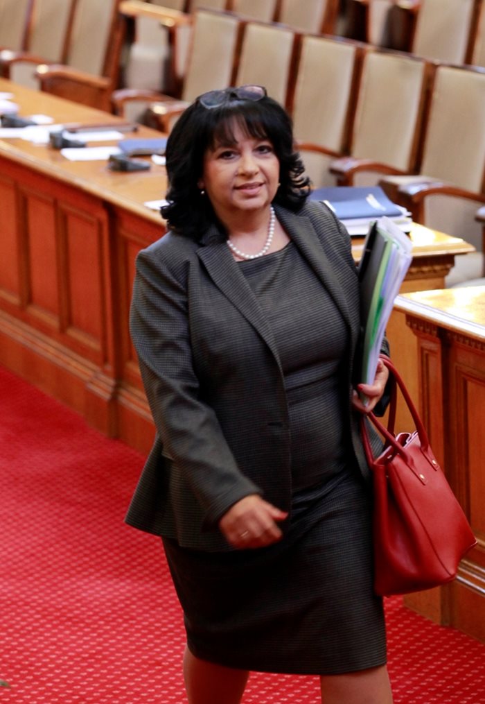 Министърът на енергетиката Теменужка Петкова при гласуването на проектозакона в пленарната зала на парламента.
