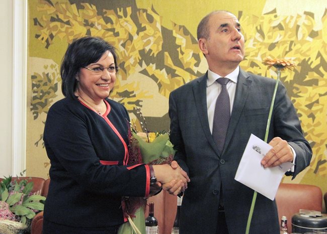 Шефът на ПГ на ГЕРБ Цветан Цветанов поздрави Корнелия Нинова с жълт гербер.