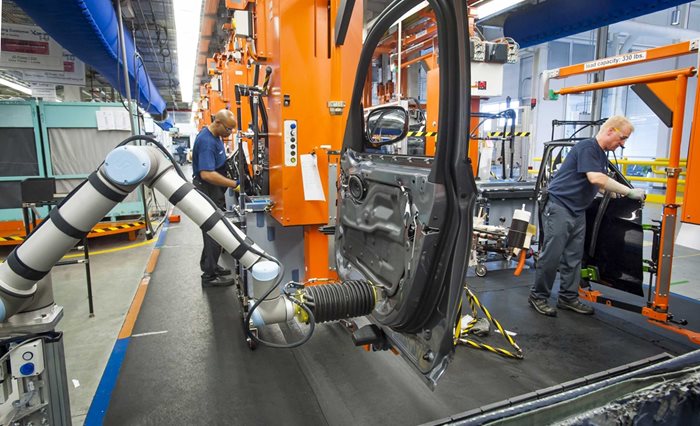 В заводите на BMW е пълно с модерни роботи, които помагат на работниците, но скоро могат да ги изместят. Снимки: производителите
