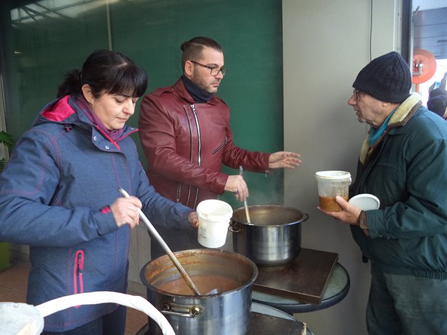 Д-р Невен Енчев раздава обяд на нуждаещи се заедно с почетния консул на Германия в Пловдив Марияна Чолакова