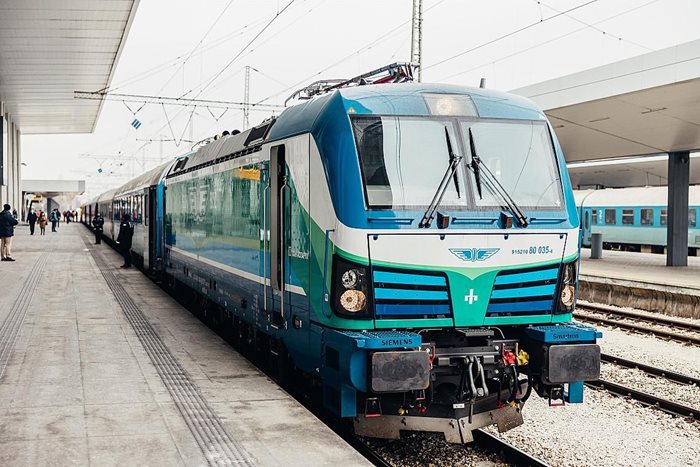 Нов локомотив на БДЖ от серията с имена на ханове, поръчван по времето на кабинета “Борисов 3”, с прикачени винтидж пътничцески  вагони