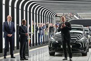 Какви са заплатите в европейския завод на Tesla