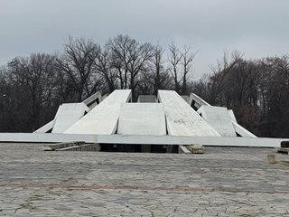 Укрепват Братската могила в Пловдив, която тъне в разруха - част от фигурите от години са без глави