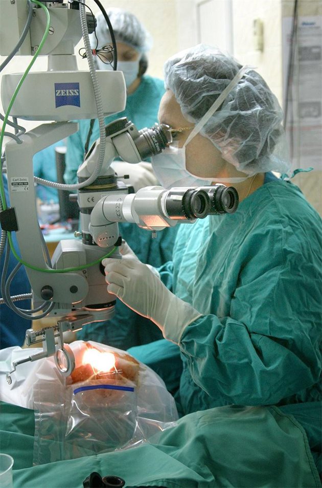 Проф. Нели Сивкова е извадила 15-милиметровият тумор от окото на най-възрастния пациент.