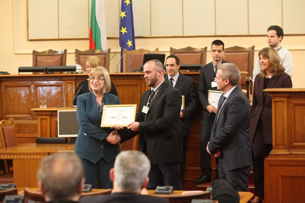 Председателят на Народното събрание Цецка Цачева връчва на д-р Пенев приза.