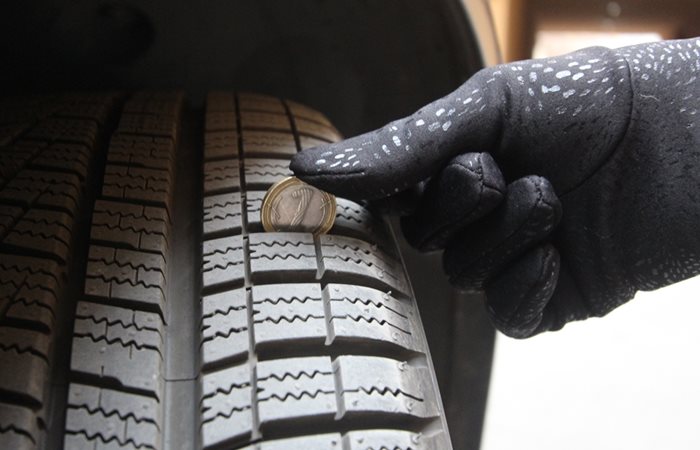 Монета от 1 лев е най-точната и лесна мярка за грайферите на гумите на колата. Жълтият външен кръг на парата е 4 мм - колкото е изискването по закон.