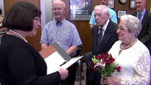 Влюбени вдигнаха сватба 70 години след запознанството си