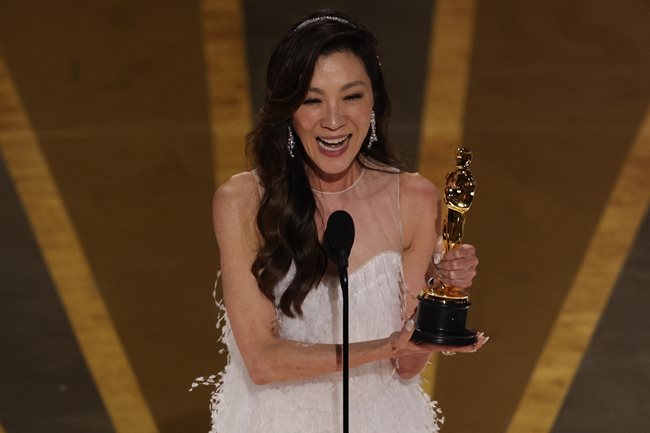 Мишел Йео спечели "Оскар" за най-добра женска роля с участието си във филма "Всичко навсякъде наведнъж"
СНИМКА: REUTERS/Carlos Barria