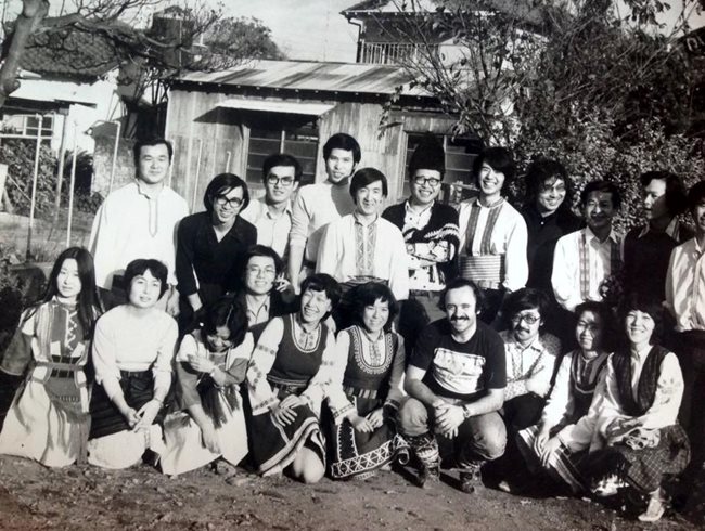 Първо преподавателско турне в Япония, есента на 1975 г. Моро е заобиколен от японски фолклорни танцьори от клуб, наречен Xopos.