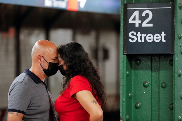 Американци чакат с маски метрото в Ню Йорк, където заразяването с варианта делта заплашително нараства.
СНИМКА: РОЙТЕРС