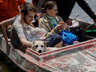 С лодки спасяват бедстващи заради наводненията в Украйна (Снимки)