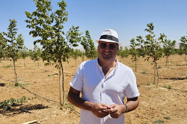 Рудолф Елиас, на производител на биологични орехи, пекани и бадеми, е главен изпълнителен директор на Agreen Organics.