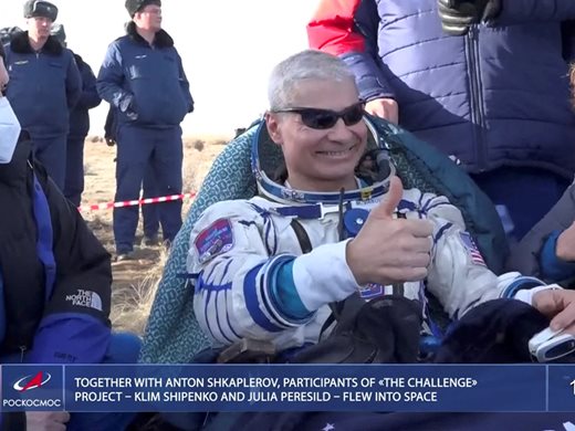 Американец и двама руснаци се приземиха в Казахстан при завръщане от Космоса (Видео, снимки)