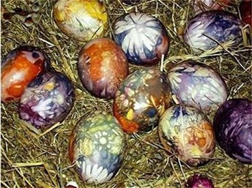 Яйца са се боядисвали с лук, коприва, цвекло и треви, в парче чорапогащник