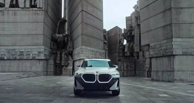 BMW се рекламира с български паметник