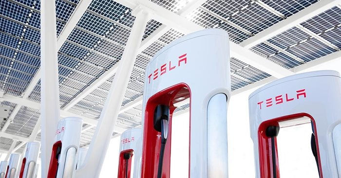 Цената при зареждане на станции като Tesla Supercharger са съпоставили с тези на бензина, дизела и газта в България. Снимки: производителите