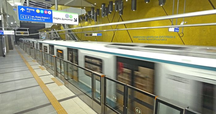 Станция “НДК 2” впечатлява с модернистичната си визия. 
