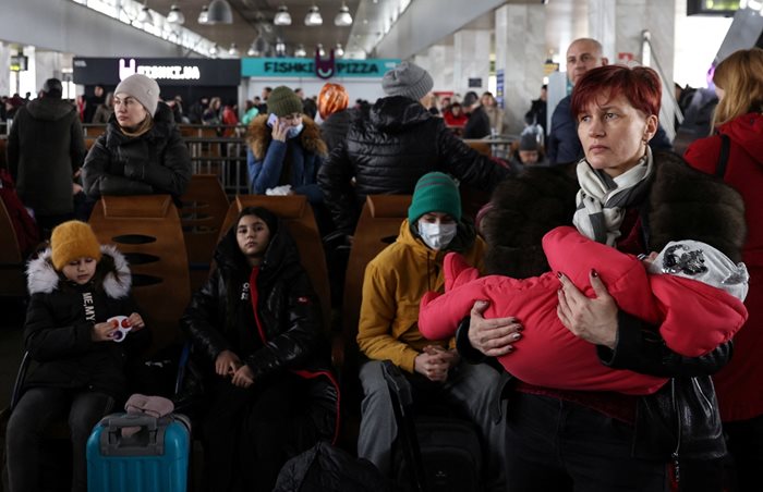 Хората чакат да се качат на влак от Киев до Лвов след нахлуването на Русия в Украйна.
Снимки: Ройтерс