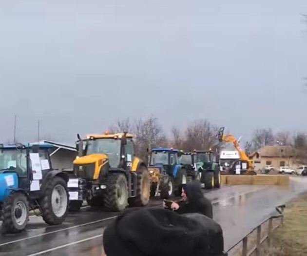 С тежка техника и бали слама фермери затвориха главния път Русе - Велико Търново 
Снимка: Фейсбук/ Държавен фонд Земеделие (ДФЗ)