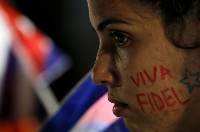 "Да живее Фидел" е написала една от скърбящите кубинки на лицето си СНИМКИ: Ройтерс