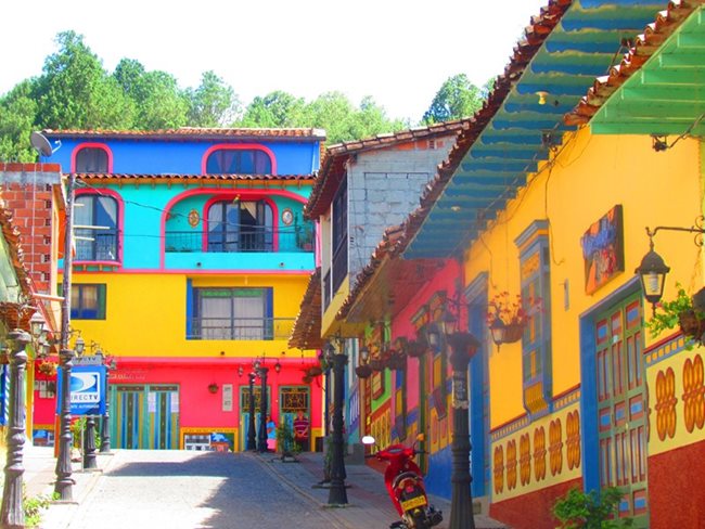 В Колумбия ще откриете малки исторически градчета със сгради, боядисани в неповторим стил.