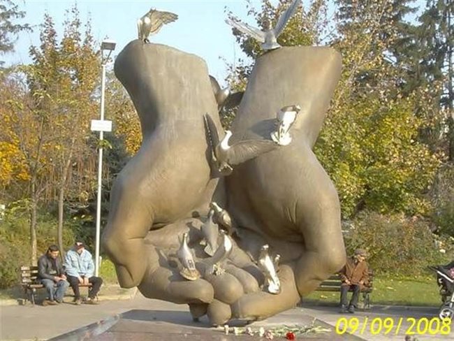 Това е един изключително красив паметник в центъра в Свишов! 
Михаела Мусарлиева
[mihaela_musarlieva@abv.bg]