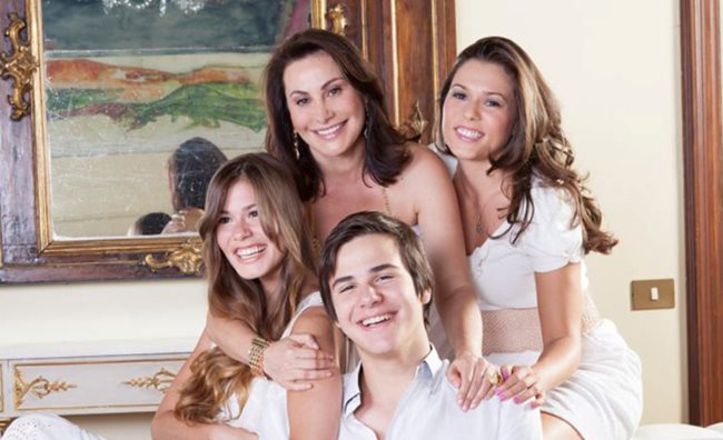 Дарина Павлова с трите си деца (Паола е вдясно)