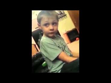 Вижте любовните терзания на 5-годишно хлапе, което има три обожателки (видео)