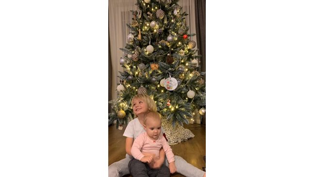 5-годишният Николай показва елхата на сестричката си Еми