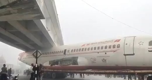 Самолет се заклещи под мост в Индия (Видео)