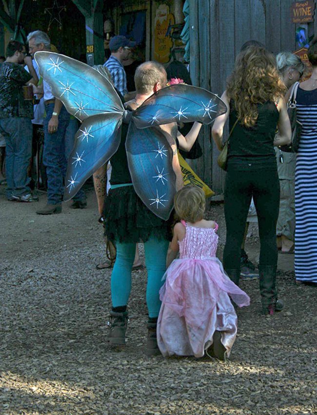 "Дъщеря ми ме помоли да се облека като фея, за да бъдем в тон. Нямаше как да й откажа."