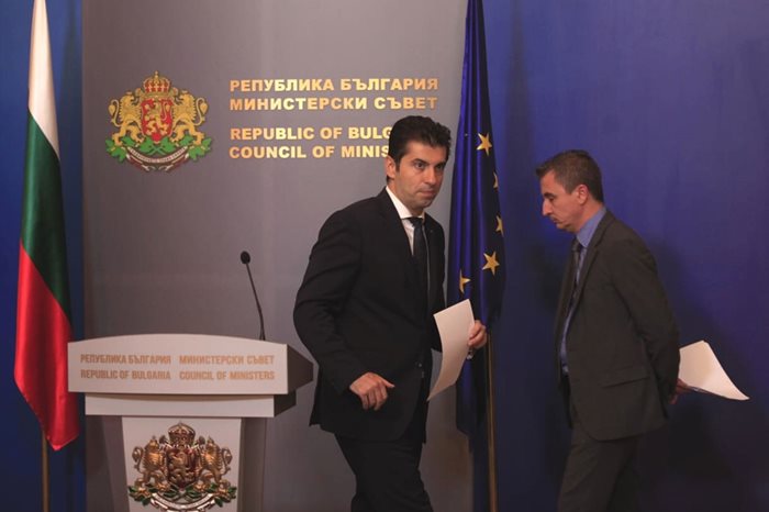Кирил Петков и енергийният министър Александър Николов обявиха газовата сделка.