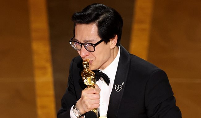 Ки Хи Куан спечели "Оскар" за най-добра поддържаща мъжка роля с филма "Всичко навсякъде наведнъж" 
СНИМКА: REUTERS/Carlos Barria
