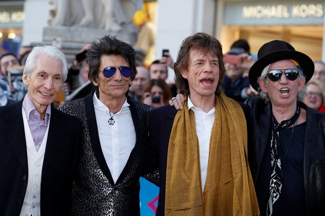Членовете на Rolling Stones (от ляво на дясно) Чарли Уотс, Рони Ууд, Мик Джагър и Кийт Ричардс пристигат за галавечерята по случай откриването на изложбата "Exhibitionism" в галерия Saatchi в Лондон, Великобритания, 4 април 2016 г. Снимка: Ройтерс
